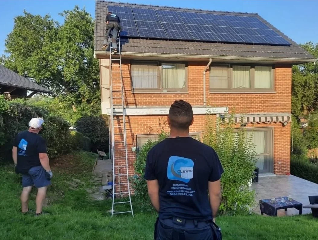 Équipe Clay Service en installation de panneaux solaires